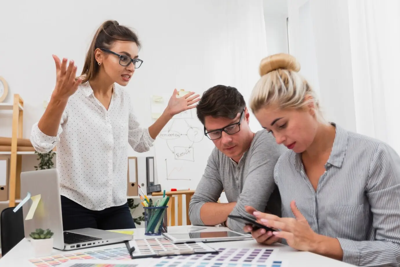 Расстроенная женщина смотрит на своих деловых партнеров.